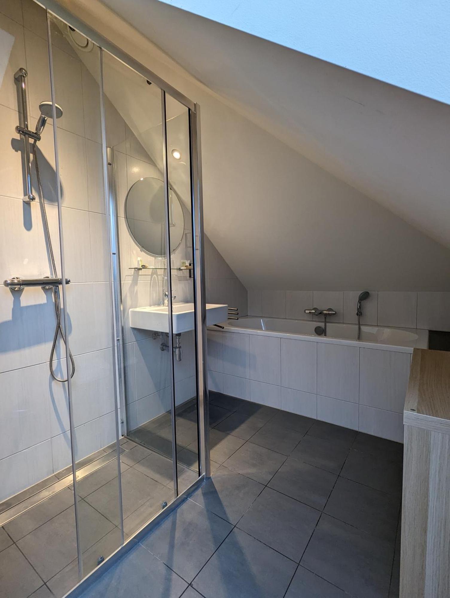 Hotel 1851 Bar - - Cinema 3*