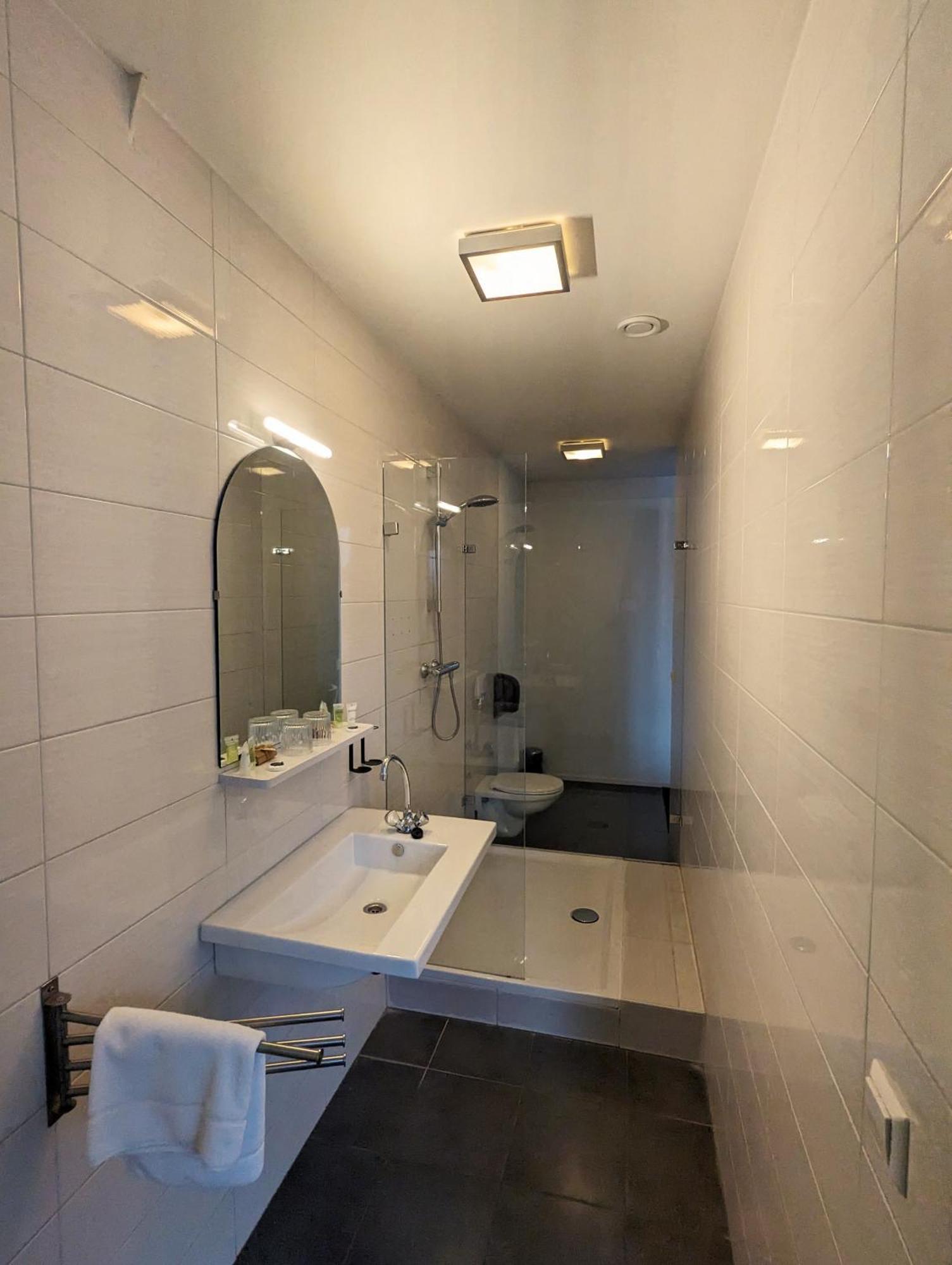1851 Bar - - Cinema Hotel