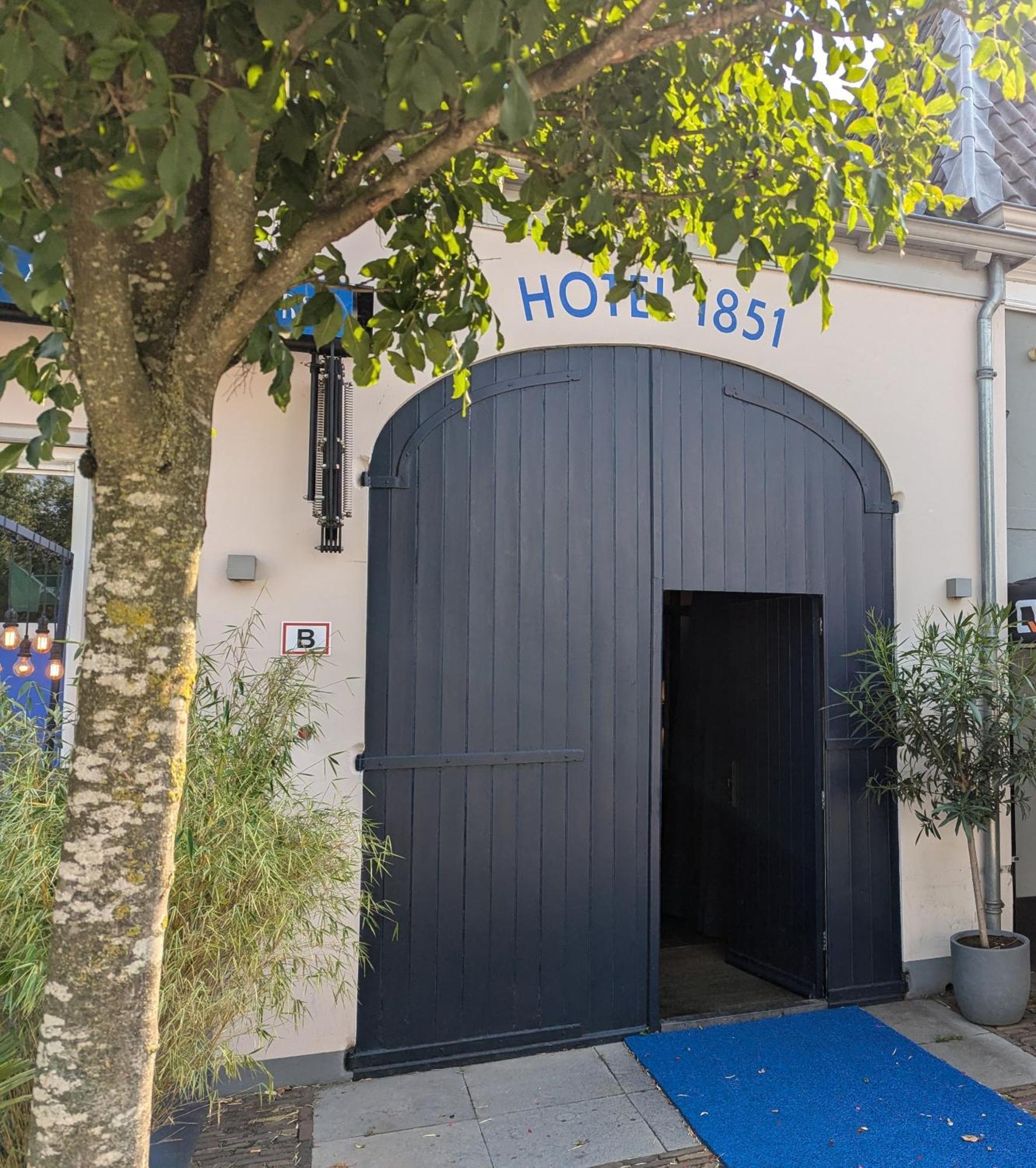 1851 Bar - - Cinema Hotel 3*